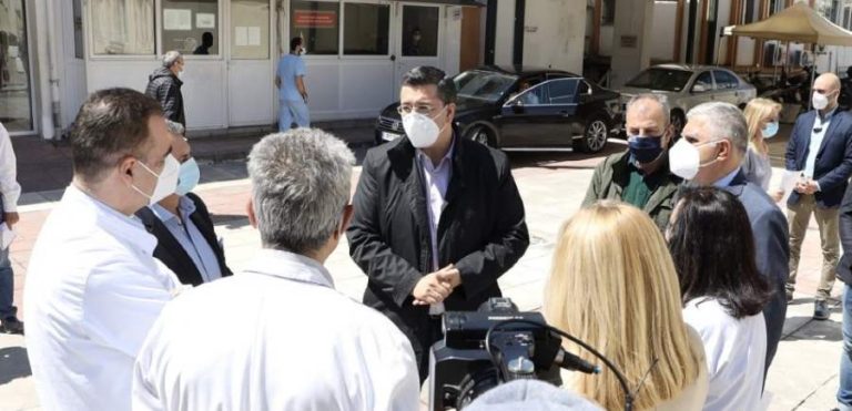 Επτά αναπνευστήρες παρέδωσε ο Απ. Τζιτζικώστας στα νοσοκομεία «Γ. Γεννηματάς» και «Άγ. Δημήτριος»