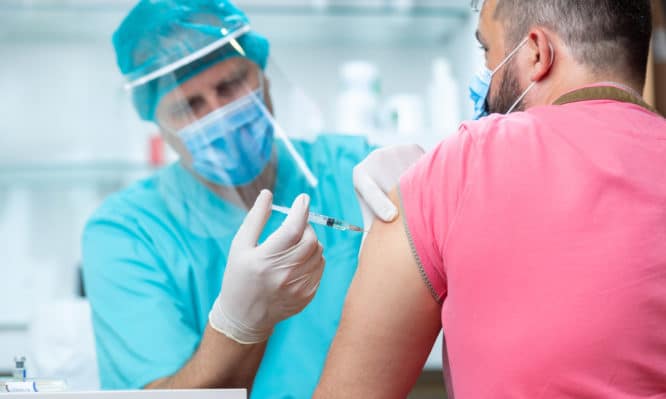 Σύψας: Τι θα συμβεί με τη συνύπαρξη γρίπης & κορονοϊού – Ποιοι πρέπει να κάνουν αντιγριπικό εμβόλιο