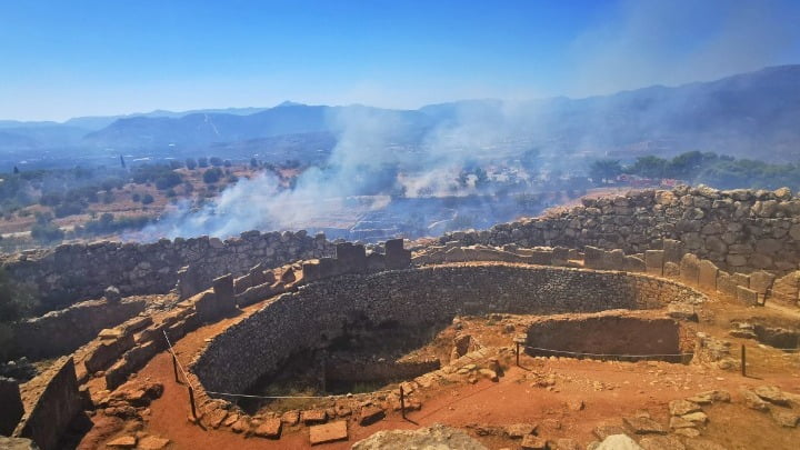 ΥΠΠΟ:H πυρκαγιά δεν προξένησε ζημιές στις αρχαιότητες των Μυκηνών