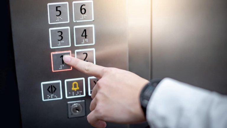 Κορωνοϊός: Πόσα άτομα επιτρέπεται να μπούνε στο ασανσέρ σύμφωνα με τα νέα μέτρα;