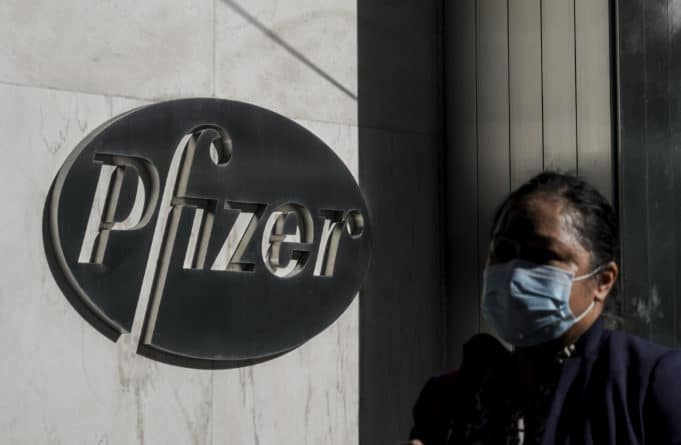 «Σαν ένα βαρύ hangover»: Οι εθελοντές που έλαβαν δοκιμαστικά το εμβόλιο της Pfizer μιλούν για τις παρενέργειες