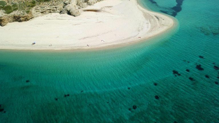 Δείτε τη διασημότερη παραλία του καλοκαιριού από ψηλά (φωτο)