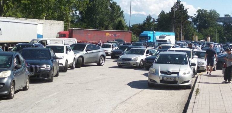 Προμαχώνας: «Μπλόκο» στους Σέρβους, 400 αυτοκίνητα στα σύνορα – Καταγγελίες ξενοδόχων