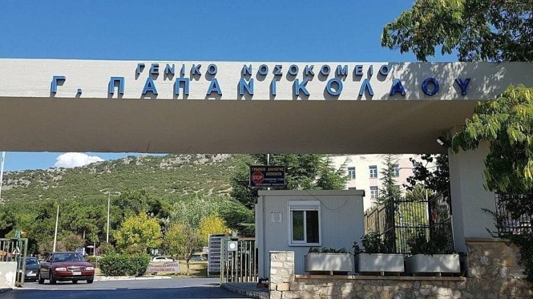 Θεσσαλονίκη: Κραυγή αγωνίας από γιατρό στο “Παπανικολάου” – “Διασωληνώνουμε 40χρονους και 50χρονους”