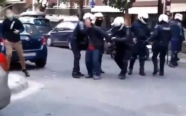 Πολυτεχνείο: Στον Ευαγγελισμό πατέρας διαδηλωτή – Βίντεο με βίαιη σύλληψη φοιτητή έξω από το σπίτι του