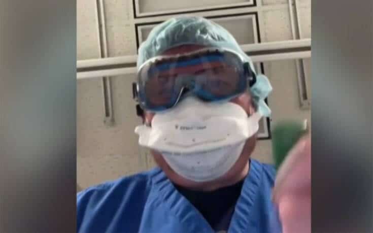 Συγκλονιστικό βίντεο: Γιατρός αναπαριστά πώς είναι όταν πεθαίνεις από κορονοϊό (video)