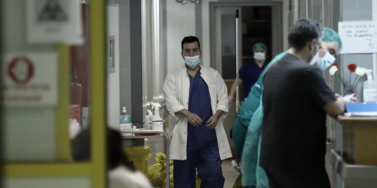 Γενική «επιστράτευση» σε δημόσια και ιδιωτικά νοσοκομεία για τη «μάχη» του κορωνοϊού