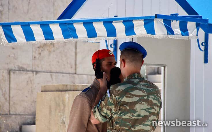 Οι Εύζωνες στον Άγνωστο Στρατιώτη λιώνουν από τον καύσωνα – Συνθήκες ασφυξίας στην Αθήνα (φωτο)