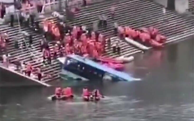Τραγωδία με 21 νεκρούς μαθητές στην Κίνα – Πήγαιναν να δώσουν εξετάσεις και το λεωφορείο τους έπεσε σε λίμνη(φωτο+video)
