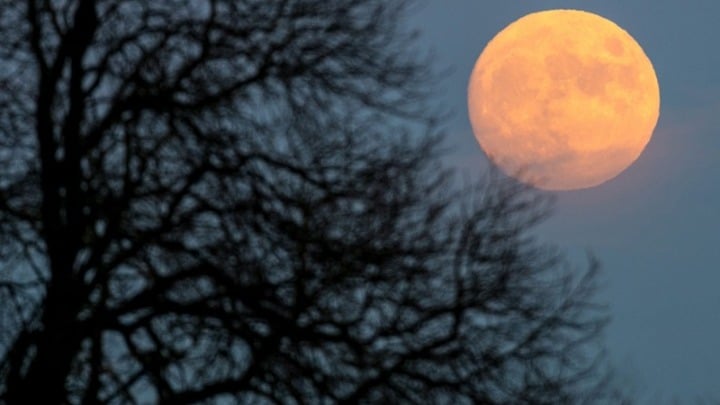 Πανσέληνος και έκλειψη παρασκιάς Σελήνης το βράδυ της Παρασκευής