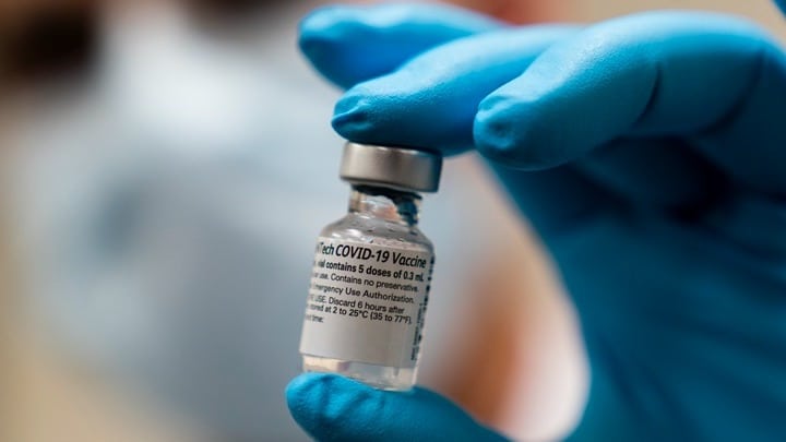 Όχι, δεν υπάρχει τσιπάκι στο εμβόλιο των Pfizer/BioNTech (ούτε σε κανένα άλλο) – Tα 10 συστατικά που περιέχει