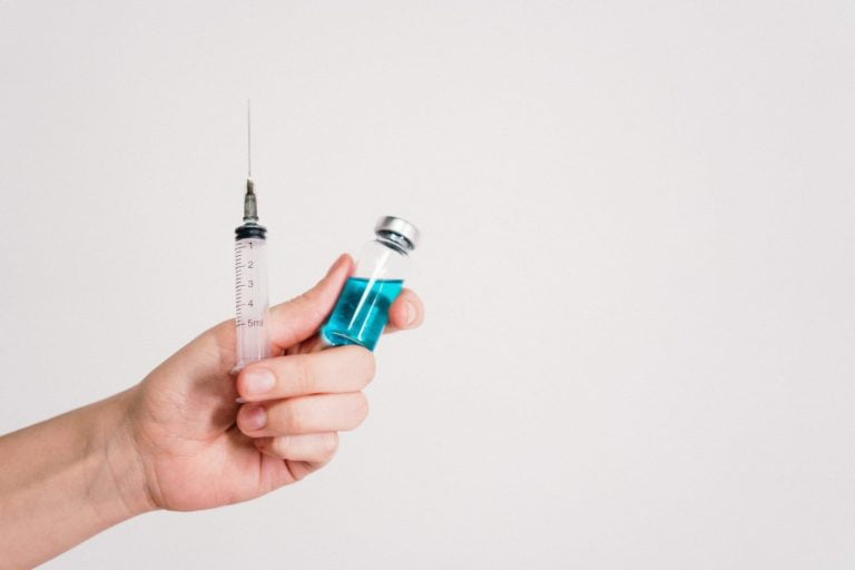 Κορονοϊός εμβόλιο: Η Κομισιόν υπέγραψε συμβόλαιο με την AstraZeneca για 300 εκατ. δόσεις