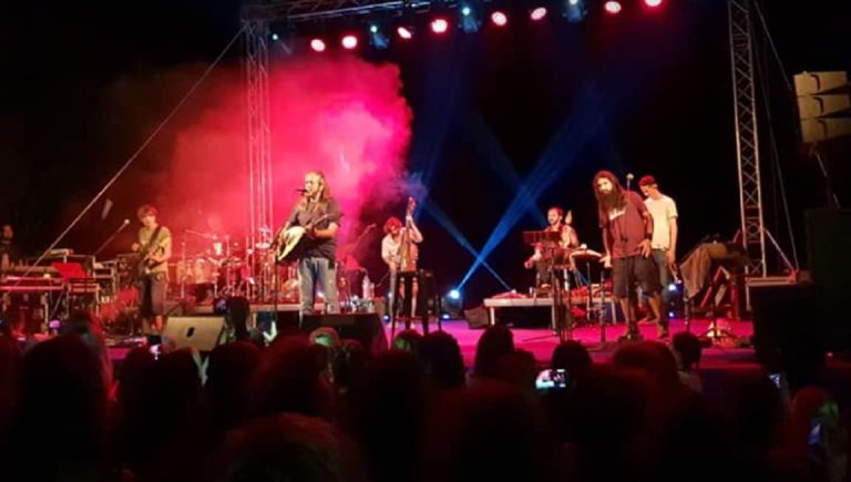 Σέρρες : 6ο Φεστιβάλ Αγκίστρου “Χωρίς σύνορα” – Βούλιαξε το Άγκιστρο για τη συναυλία του Γιάννη Χαρούλη (φωτο)