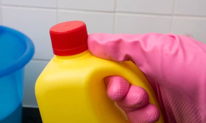4 στους 10 Αμερικανούς πλένουν τα τρόφιμα με χλωρίνη και καταπίνουν καθαριστικά για να μην μολυνθούν από τον ιό