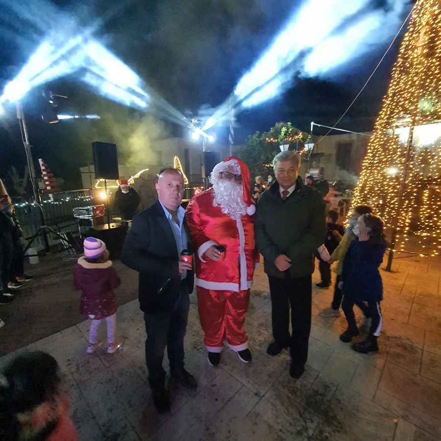 Το χριστουγεννιάτικο δέντρο άναψε τα φώτα του, ενώ ο Άγιος Βασίλης έφτασε και μοίρασε δώρα στα παιδιά χαρίζοντας χαμόγελα και χαρά