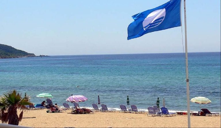 Αφαιρέθηκαν οι «Γαλάζιες Σημαίες» από 38 ελληνικές ακτές