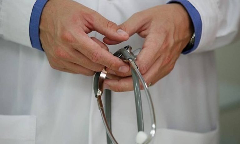 Συνελήφθη γιατρός που ζήτησε «φακελάκι» 600 ευρώ από ηλικιωμένη για να την χειρουργήσει
