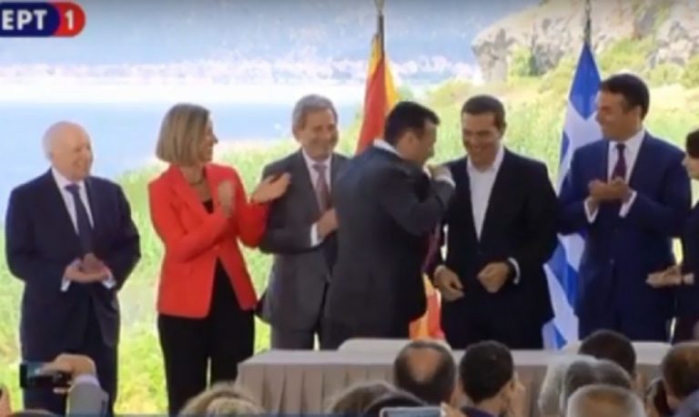 Πρέσπες: Η κίνηση Ζάεφ με την γραβάτα που αιφνιδίασε τον Τσίπρα! (video)