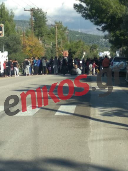 Άγιοι Θεόδωροι: Νέες εικόνες από τη διαμαρτυρία μεταναστών – Κλειστή η παλαιά εθνική οδός (φωτο)
