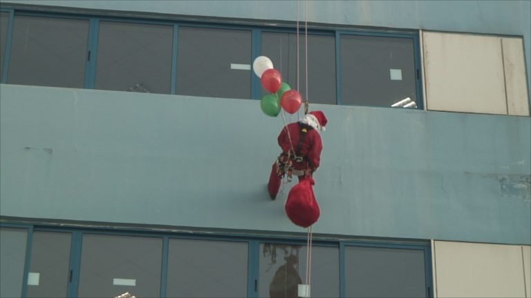 Κέρκυρα: Ο Άγιος Βασίλης προσγειώθηκε στην ταράτσα του Νοσοκομείου (φωτο+video)