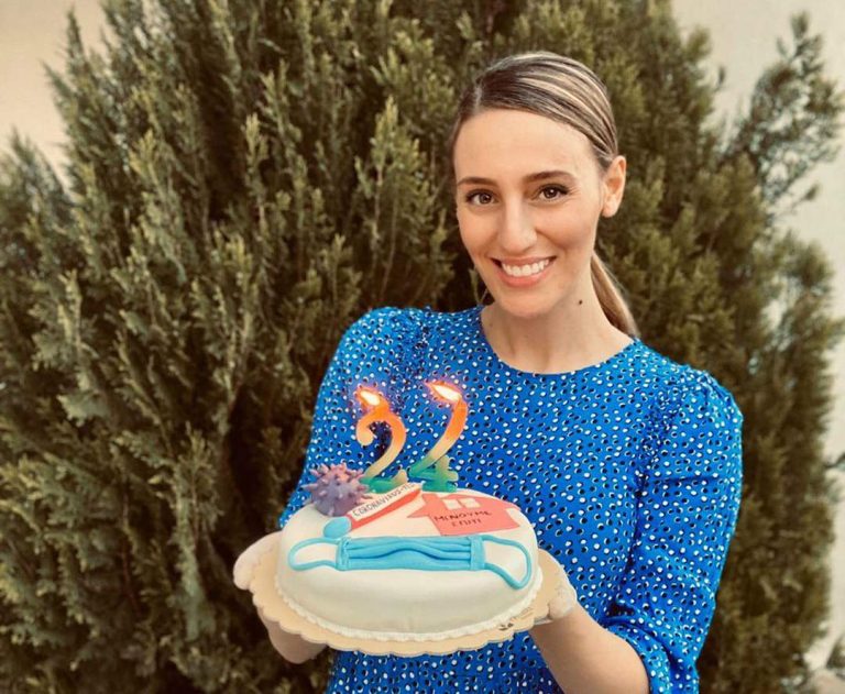 Άννα Κορακάκη: Γιόρτασε τα γενέθλια της με μάσκες και τούρτα «Μένουμε σπίτι»