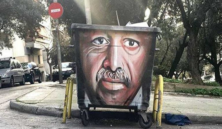 Έλληνας καλλιτέχνης ζωγράφισε τον Ερντογάν σε κάδο απορριμμάτων