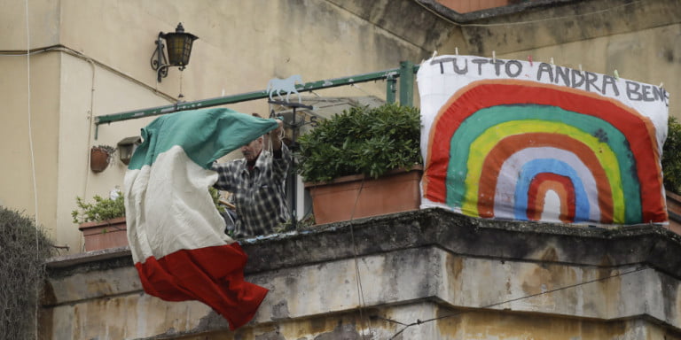 Κορωνοϊός-Ιταλία: «Όλα θα πάνε καλά» -Γέμισαν τα μπαλκόνια με ζωγραφιές από ουράνια τόξα