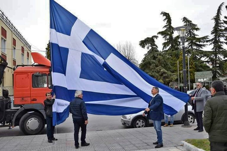 Καβάλα: Ύψωσαν σημαία εντυπωσιακών διαστάσεων στη Χρυσούπολη (ΦΩΤΟ)