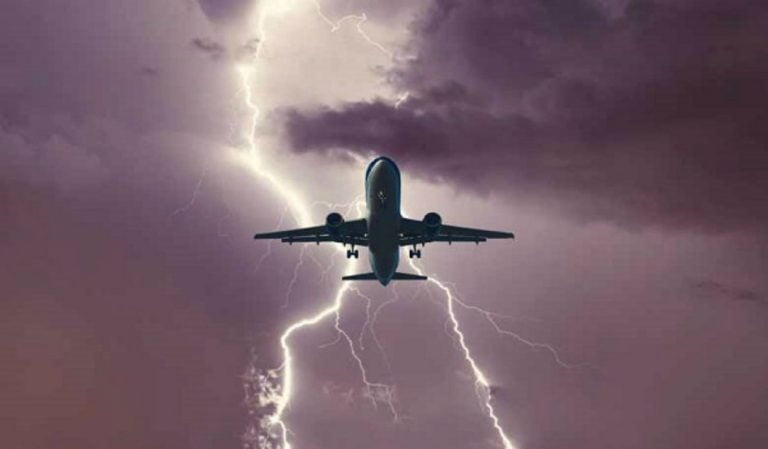Αεροπλάνο με τελικό προορισμό την Θεσσαλονίκη χτυπήθηκε από κεραυνό