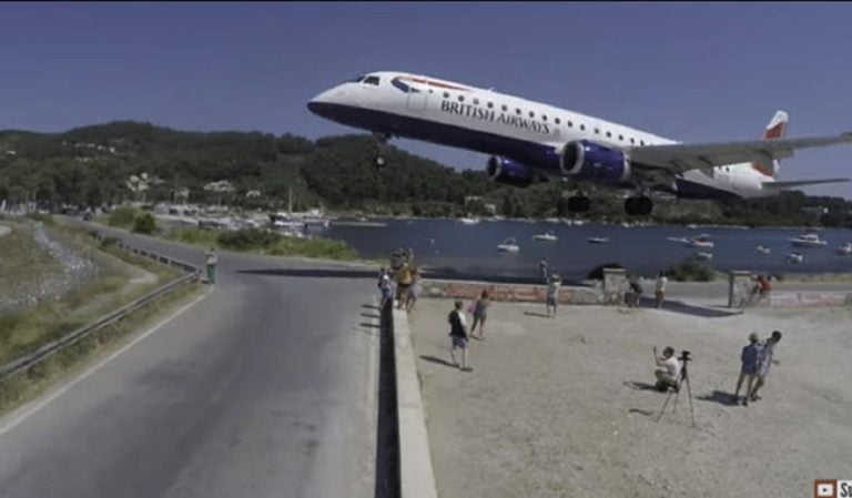 Αεροπλάνο περνά πάνω από τουρίστες στη Σκιάθο! Βίντεο κόβει την ανάσα