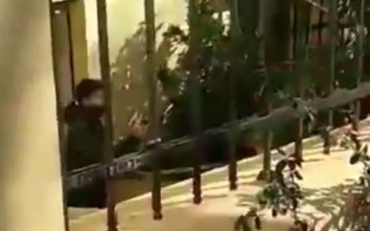 ΕΛΑΣ για το βίντεο που αστυνομικός έβγαλε όπλο σε φοιτητές στην ΑΣΟΕΕ: 30 άτομα τον χτύπησαν και αμύνθηκε