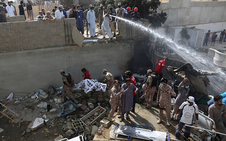 Αεροπορική τραγωδία στο Πακιστάν: Τουλάχιστον 56 οι νεκροί