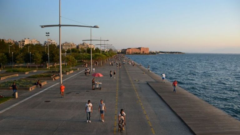 Νέα Παραλία Θεσσαλονίκης: Συνεργεία στη «μάχη» της απολύμανσης – Αντιγκράφιτι δράσεις παρουσία του δημάρχου