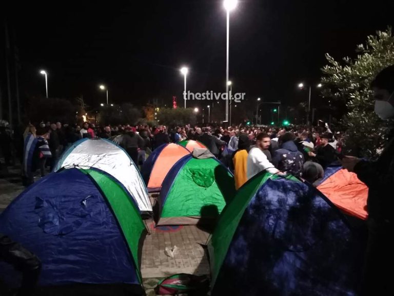 Θεσσαλονίκη: Αντιεμβολιαστές έστησαν σκηνές και κατασκηνώνουν έξω από το Δημαρχείο -φωτο & video
