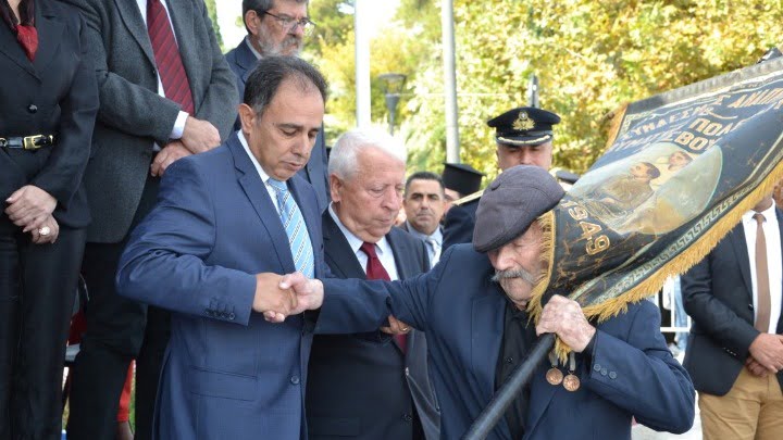 Ο 97χρονος Αντώνης Αλεξανδρής, ο τελευταίος ήρωας της Λέσβου, στην παρέλαση για την 28η Οκτωβρίου