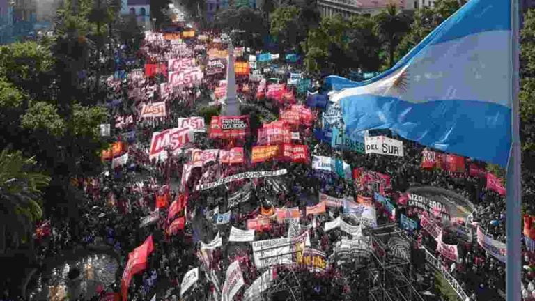 Αργεντινή: Δεκάδες χιλιάδες στον δρόμο εναντίον της νέας συμφωνίας με το ΔΝΤ