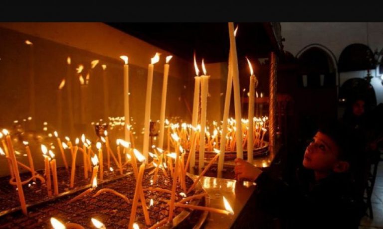 Χιλιάδες πιστοί απ’ όλον τον κόσμο συρρέουν στη Βηθλεέμ για τα Χριστούγεννα(φωτο)
