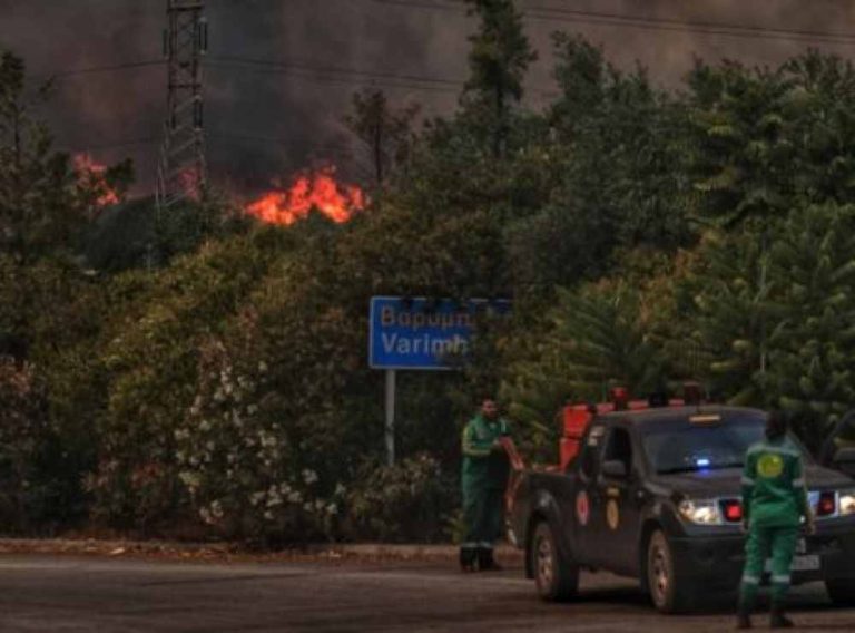 Φωτιά στη Βαρυμπόμπη: Καίγονται σπίτια – «Υπάρχουν εγκλωβισμένοι άνθρωποι»