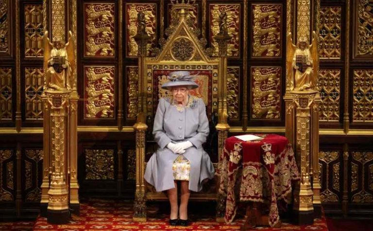 Θάνατος βασίλισσας Ελισάβετ: Με δάκρυα στα μάτια, χιλιάδες Λονδρέζοι και τουρίστες αφήνουν λουλούδια στα Ανάκτορα