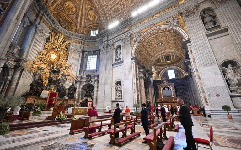 Βατικανό: Ολοκληρώθηκε χωρίς την παρουσία πιστών η λειτουργία του Καθολικού Πάσχα (φωτο)