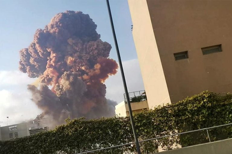 Συνταρακτικό: Η στιγμή της φονικής έκρηξης στην Βηρυτό σε αργή κίνηση (video)