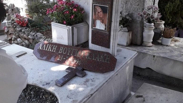 Μνημόσυνο για τα 23 χρόνια από τον θάνατο της Αλίκης Βουγιουκλάκη – ΦΩΤΟ