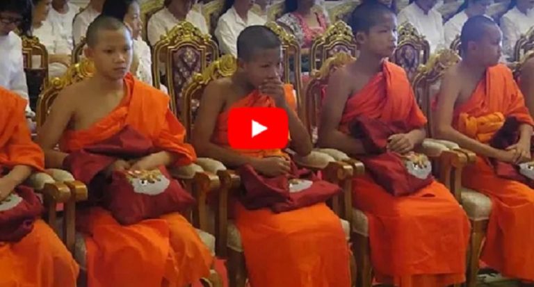 Βουδιστές μοναχοί χειροτονήθηκαν οι μικροί Ταϊλανδοί ποδοσφαιριστές που είχαν εγκλωβιστεί στο σπήλαιο (video)