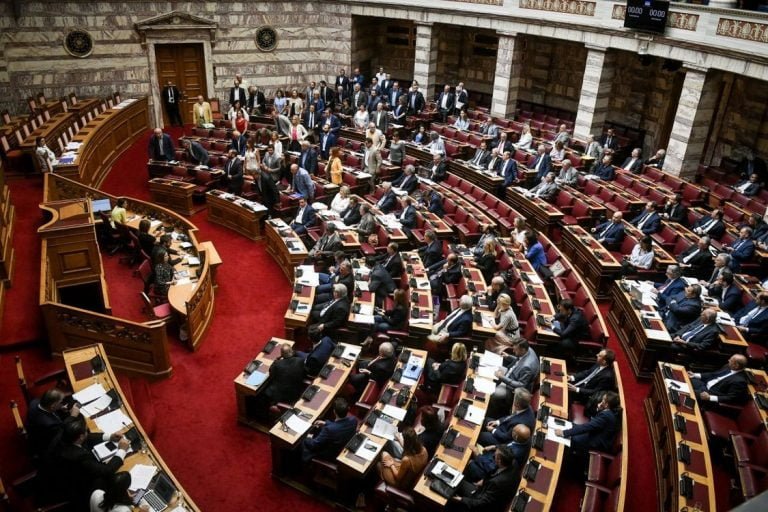 Ερώτηση βουλευτών του ΣΥΡΙΖΑ για την αναστολή χορήγησης ΑΜΚΑ σε πολίτες τρίτων χωρών
