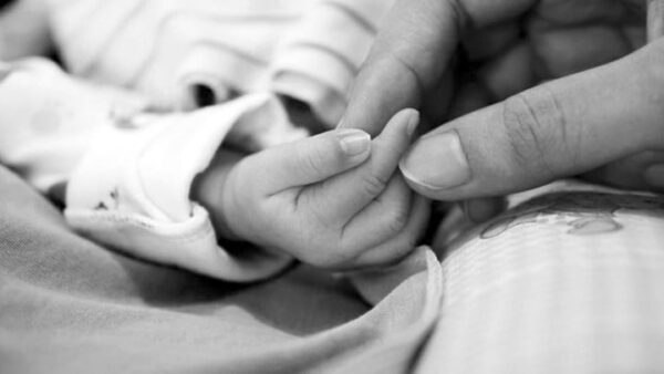 Θεσσαλονίκη: Μητέρα δεν έλαβε ποτέ το επίδομα γέννας εξαιτίας γραφειοκρατικού λάθους