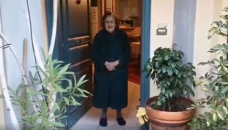 Η γιαγιά Μαρία μένει σπίτι της – Το απολαυστικό βίντεο με την εγγονή της