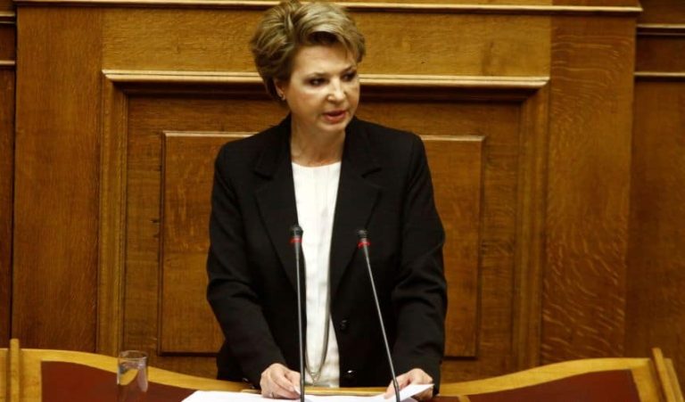 Η Όλγα Γεροβασίλη ζητά την “υιοθέτηση” των ανήλικων παιδιών του νεκρού εθελοντή πυροσβέστη από τη Βουλή