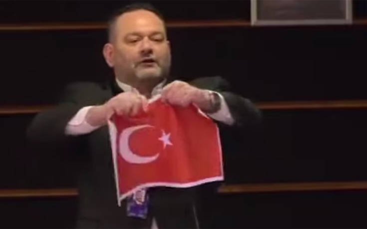 Ο Γιάννης Λαγός έσκισε την τουρκική σημαία στο Ευρωκοινοβούλιο, οργισμένη απάντηση Τσαβούσογλου (video)