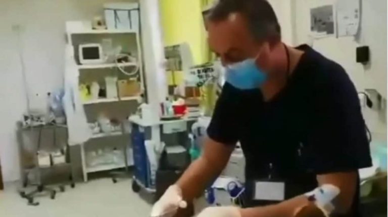 Ηράκλειο: Γιατρός με τον ορό στο χέρι προσφέρει τις υπηρεσίες του σε ασθενή