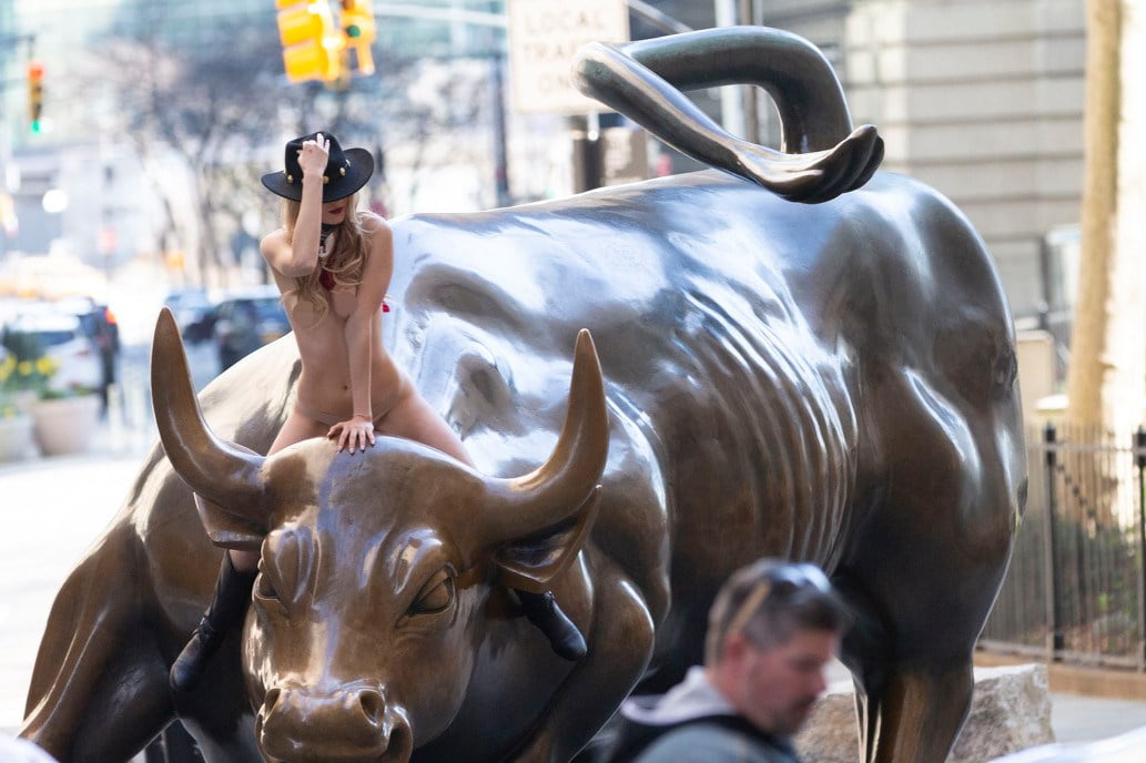 Γυμνή καουμπόισσα έπιασε τον ταύρο της Wall Street από τα κέρατα2